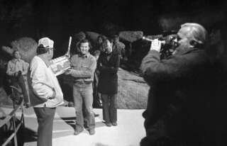 Un membre de l'équipe non identifié, Edmund O'Brien, Frank Marshall, Mercedes McCambridge, Oja Kodar et Orson Welles sur le tournage de 