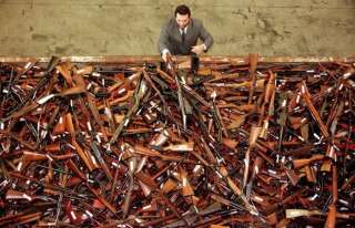 En 1997, Mick Roelandts -en charge du nouveau contrôle des armes pour la New South Wales Police- devant environ 4500 armes interdites récoltées à Sydney.