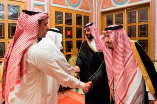Le roi Salmane (droite) et le prince héritier Mohammed ben Salmane (derrière à droite) reçoivent Salah Khashoggi (gauche) et son oncle.