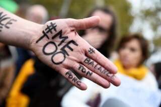 Les messages #MeToo #BalanceTonPorc sur la main d'une manifestante contre les violences sexuelles à Paris, le 29 octobre.