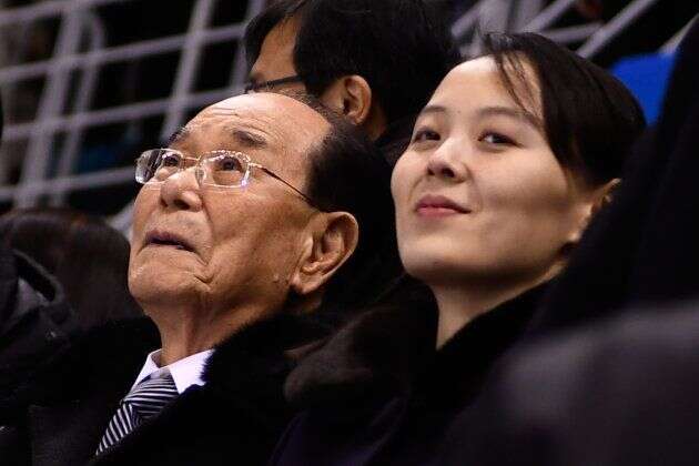 La soeur du leader nord-coréen Kim Yo Jong et le dignitaire Kim Yong Nam dans les tribunes