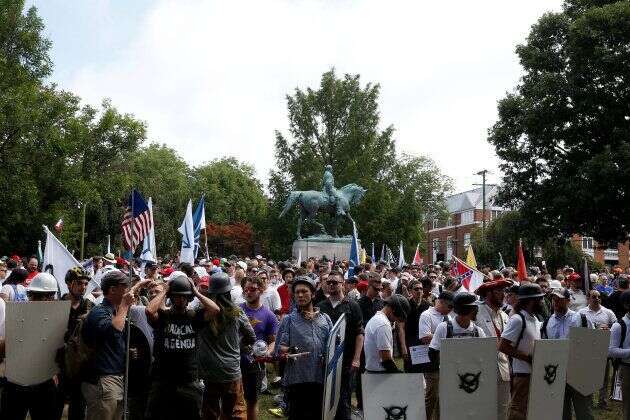 Les suprémacistes blancs protestent devant la statue équestre du général Robert Lee.