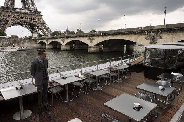 Le beateau-restaurant est amarré sur les quais de la Seine, en face de la Tour Eiffel, qui avait abrité l'un des restaurants-phares du chef : le 