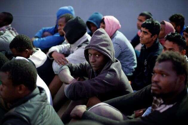 Des migrants arrivent dans une base navale de Tripoli après avoir été secourus, le 4 novembre.
