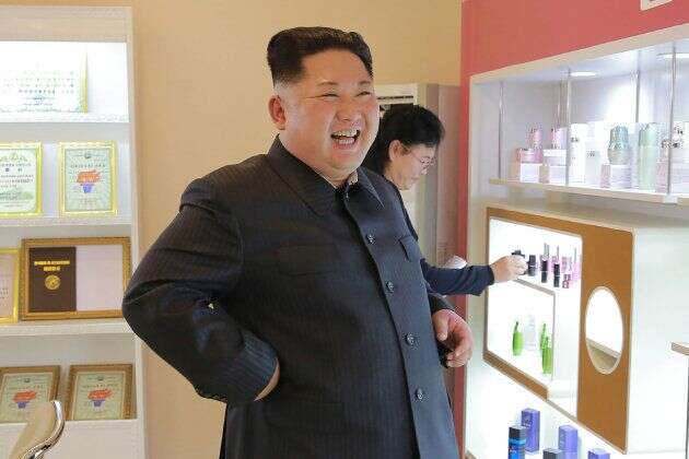 Une photo du leader nord-coréen dans une entreprise de cosmétiques, diffusée par l'agence de presse KCNA le 29 octobre.