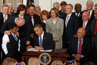 Barack Obama promulgue l'Affordable Health Care for America, le 23 mars 2010. Ce texte historique a été adopté, sans une seule voix républicaine, par la Chambre des Représentants après une bataille politique de 14 mois.