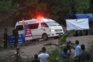 Une ambulance quitte la grotte de Tham Luang pour l'hôpital