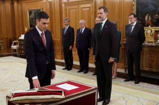Le Premier ministre socialiste Pedro Sanchez prête serment devant le Roi d'Espagne