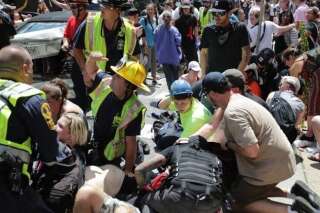 Charlottesville: une voiture percute des manifestants anti-racisme, des blessés