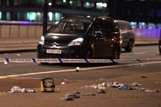Debris and abandoned cars remain on London at the scene of an apparent terror attack on London Bridge in central London on June 3, 2017. Armed police fired shots after reports of stabbings and a van hitting pedestrians on London Bridge on Saturday in an incident reminiscent of a terror attack in March just days ahead of a general election. / AFP PHOTO / Chris J Ratcliffe