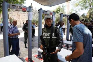 Un policier israélien vérifie l'identité d'un Palestinien, dans la vieille ville de Jérusalem, le 16 juillet.