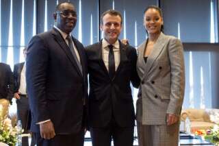 Le président du Sénégal Macky Sall, Emmanuel Macron et Rihanna le 2 février à Dakar.