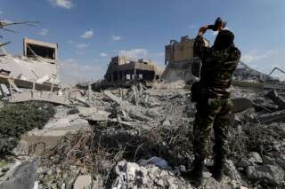 Un soldat syrien filme les décombres du centre de recherches scientifiques de Damas, le 14 avril.
