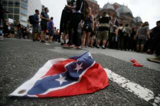 Un drapeau confédéré laissé en lambeaux au sol.