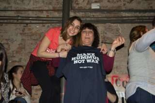 Myriam Kabbara à droite, avec le tee-shirt 