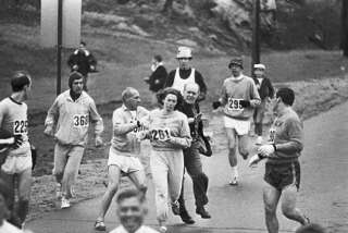 En 1967, au marathon de Boston, un organisateur de la course tente d'arrêter Kathrine Switzer.