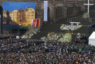 Des milliers d'Allemands se rassemblent en 2002 pendant une cérémonie d'hommages aux 16 victimes après la fusillade dans une école d'Erfurt.
