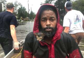 Robert Simmons et le chaton survivor en train d'être secourus à New Bern.