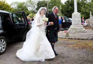 Rose Leslie et son père Sebastian Leslie arrivent à l'église Rayne, dans le comté écossais d'Aberdeenshire, le 23 juin.