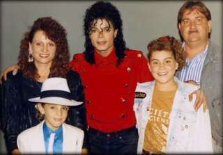 Wade Robson et Michael Jackson, entourés des parents et de la soeur du petit garçon à la fin des années 1980.