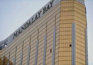 Les deux fenêtres brisées par le tireur de Las Vegas, au 32e étage du Mandalay Bay.