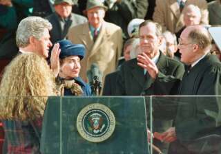 Bill Clinton prête serment devant George Bush, 41e président des États-Unis, en 1993.