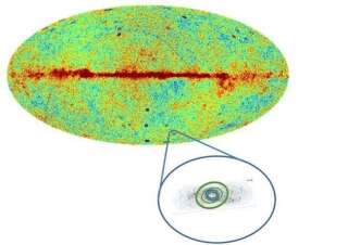 L'ovale représente le fonds diffus cosmologique. La zone en bas à droite l'un des cercles repérés par les auteurs.