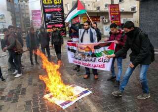 Des Palestiniens brûlent des drapeaux américains et israëliens à Gaza