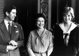 Portrait du prince Charles, de la princesse Diana et de la reine Elizabeth II à Buckingham Palace, en 1981.
