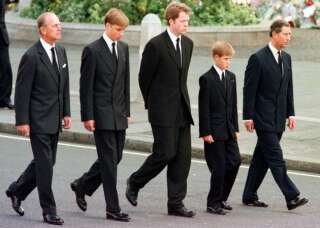 Le duc d'Édimbourg, le prince William, le comte Charles Spencer, le prince Harry et le prince de Galles suivent le cercueil de Lady Diana.