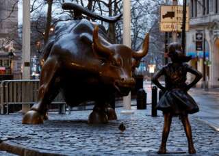 La statue d'une fillette fait face à celle d'un taureau à Wall Street.