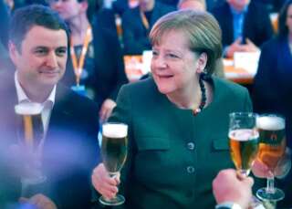 La chancelière Allemande Angela Merkel savourant une bière lors du 