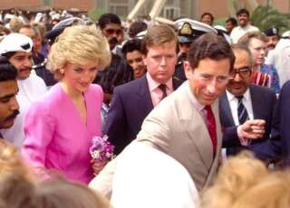 La princesse Diana, Ken Wharfe (au milieu) et le prince Charles à Abu Dhabi, aux Émirats arabes unis en 1989.