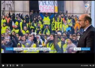 Gilets jaunes: France 3 accusée d'avoir censuré une pancarte anti-Macron