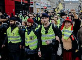 Victor Lenta (béret rouge) à la manifestations des gilets jaunes à Paris, le 5 janvier 2019.