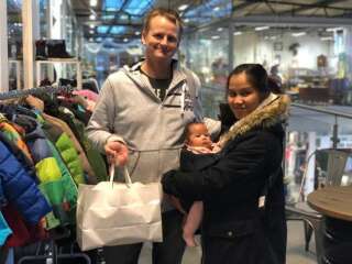 Cato Limås, sa compagne et leur bébé font du shopping chez ReTuna, en Suède.
