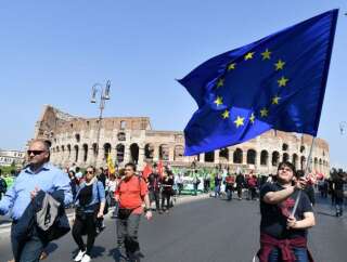 A Rome, plus de 10.000 personnes ont défilé sous un franc soleil