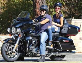 Amal et Georges Clooney en vadrouille sur la Harley Davidson mis en vente.