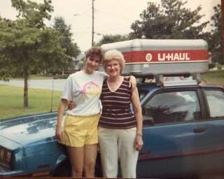 Donna avec sa mère, le jour de son départ pour San Diego (1988).