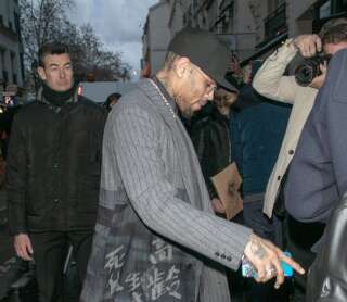 Chris Brown à Paris dans le cadre de la Fashion Week le 17 janvier dernier, soit quelques jours seulement après les faits dont l'accuse la jeune femme.