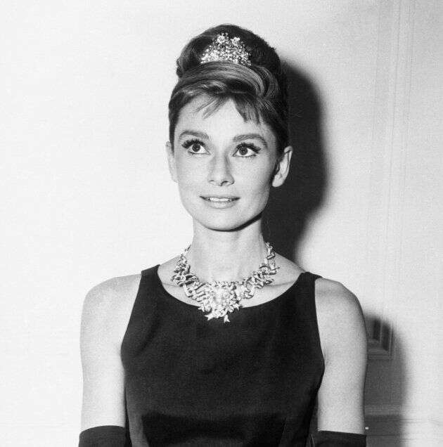 Audrey Hepburn portant le diamant jaune de Tiffany's pour la promotion du film 