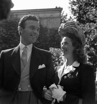 En 1942, l'actrice se marie avec Porfirio Rubirosa, ambassadeur de la République dominicaine, à la mairie de Vichy.