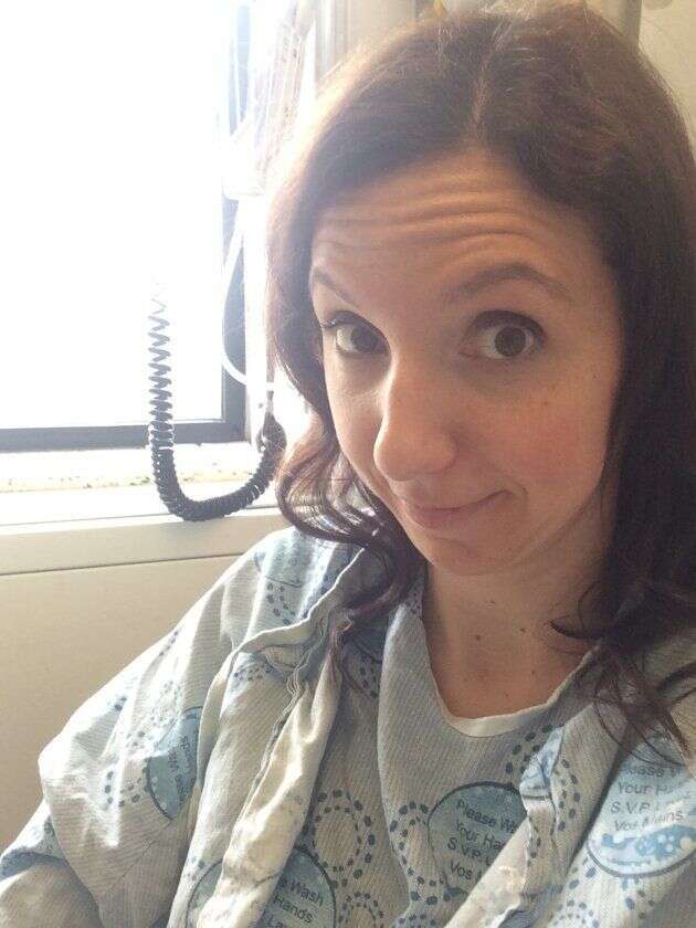 Selfie envoyé de la salle de réveil, encore dans les vapes de l'anesthésie, pour assurer au mari de l'auteur que tout s'était bien passé. Cela ne suffit guère à le rassurer.