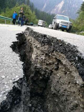 Une fissure dans une route après le séisme dans le parc national de Jiuzhaigou, le 9 août.