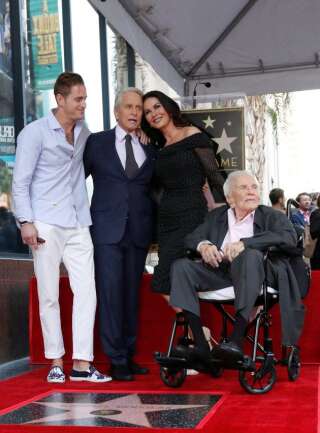 Michael Douglas, entouré de son fils Cameron, sa femme Catherine Zeta-Jones et soin père Kirk Douglas.