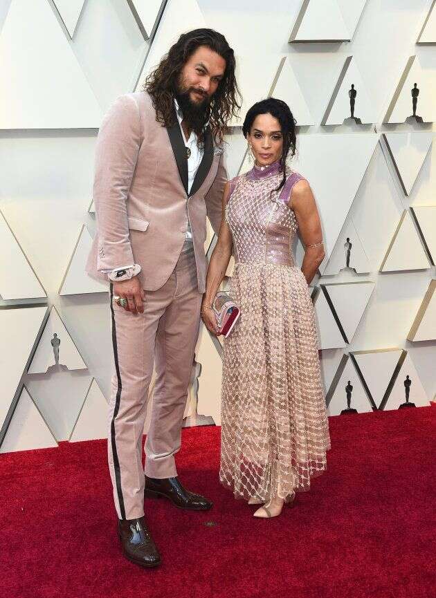 Jason Momoa et sa compagne Lisa Bonet sur le tapis rouge des Oscars.