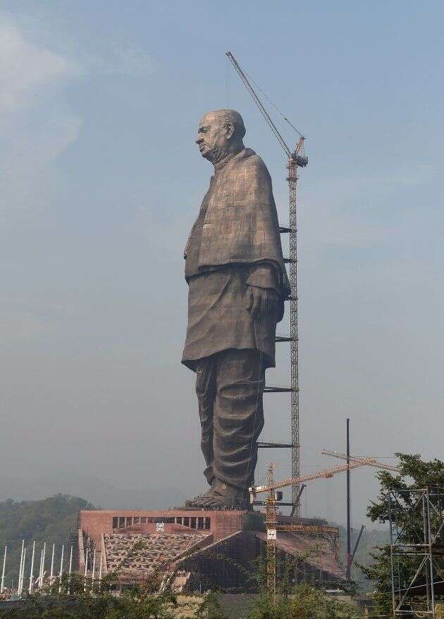 Indian workers give the finishing touches to the world's tallest statue dedicated to Indian independence leader Sardar Vallabhbhai Patel, overlooking the Sardar Sarovar Dam near Vadodara in India's western Gujarat state on October 18, 2018. - A 182-metre-high (600-foot-high) tribute to independence icon Sardar Vallabhbhai Patel that is being inaugurated in Gujarat state at the end of October will be the first to dwarf the Spring Temple Buddha in China, currently the world's biggest statue at 128 metres (420 feet) in height. (Photo by SAM PANTHAKY / AFP)        (Photo credit should read SAM PANTHAKY/AFP/Getty Images)