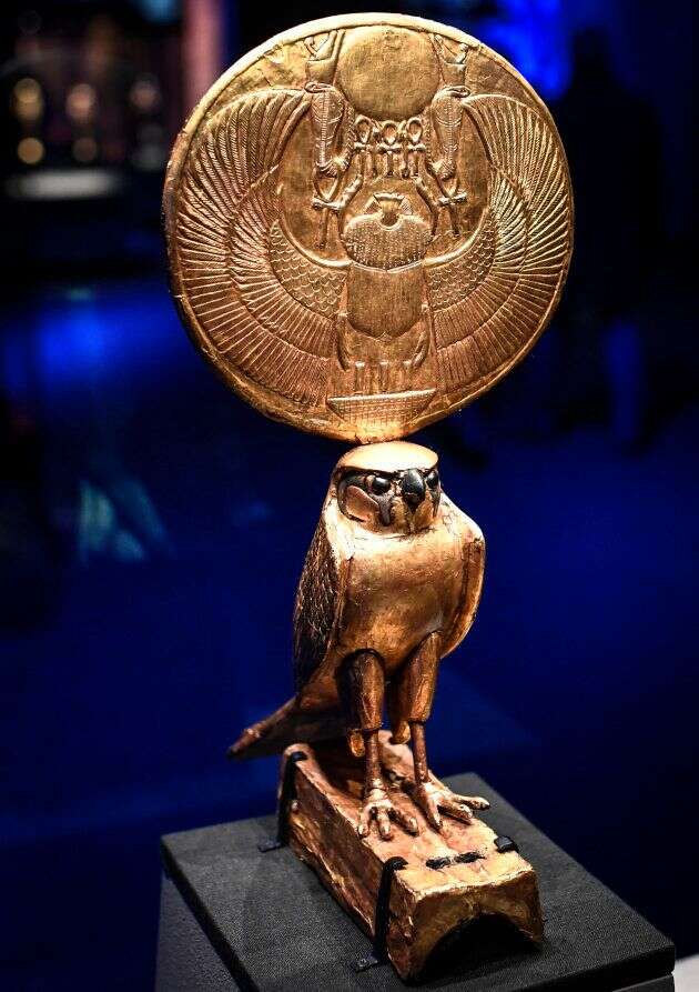 La statuette représentant le dieu Horus, dans l'exposition 