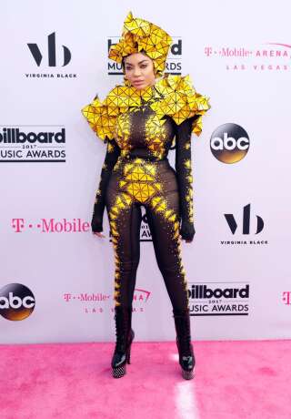 Dencia a opté pour une tenue très cubique pour la cérémonie de Billboard Music Awards.
