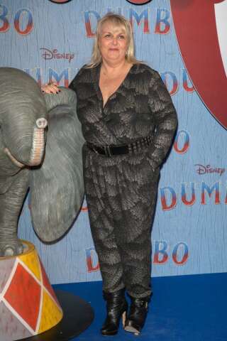 La présentatrice télé Valérie Damidot aux côtés de Dumbo sur le tapis rouge.